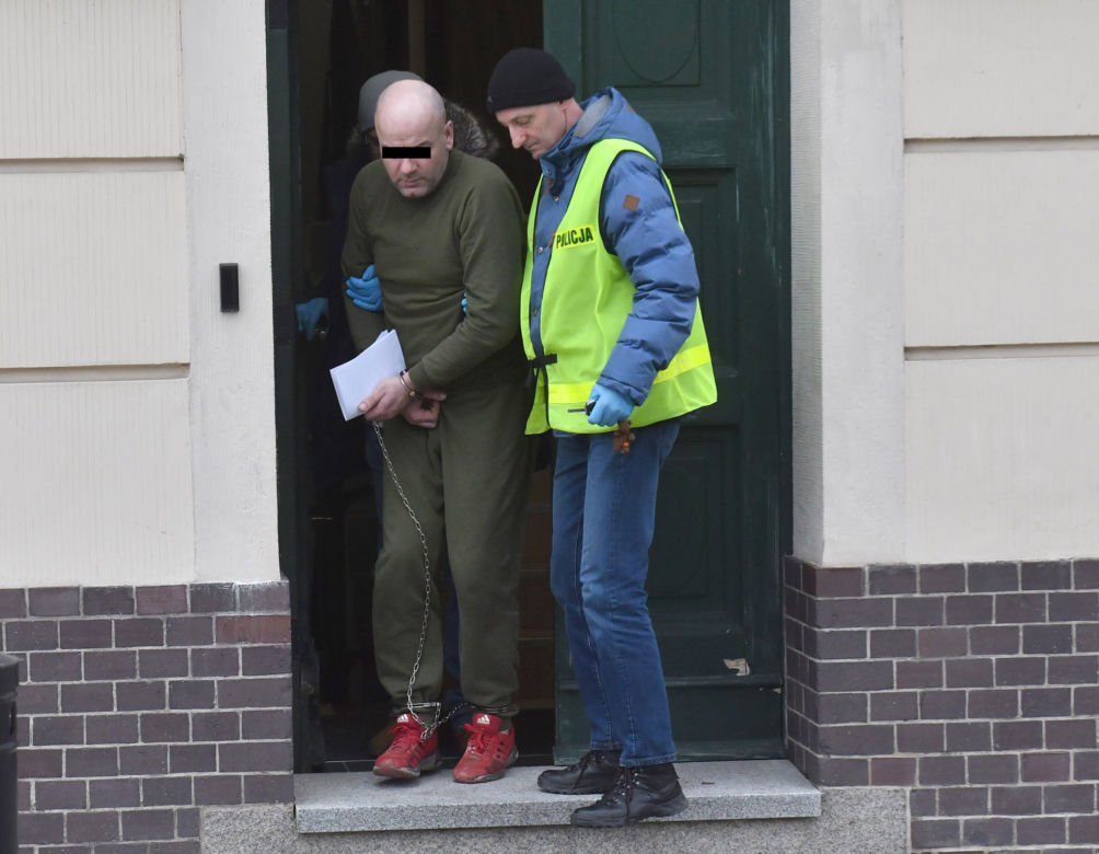 Tragedia w Ostródzie. Mąż poderżnął nożem żonie gardło, bo ta zagroziła rozwodem. 