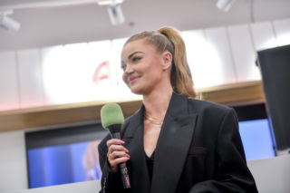 Od męża aktorki do influencera? Maciej Pela robi furorę na imprezie w centrum Warszawy