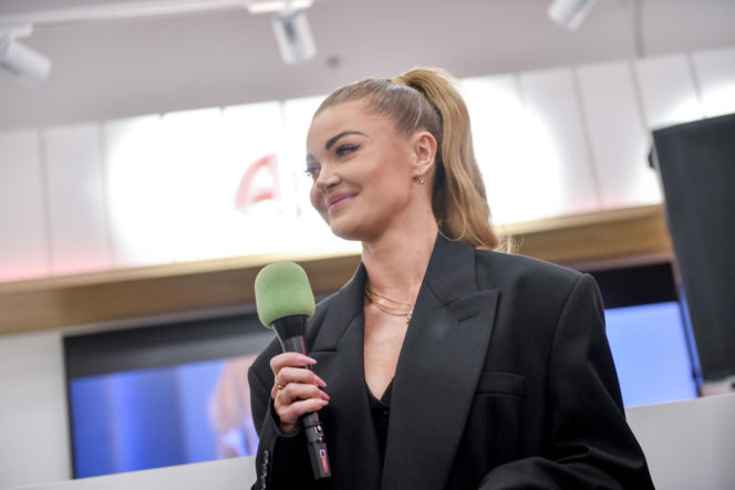 Od męża aktorki do influencera? Maciej Pela robi furorę na imprezie w centrum Warszawy