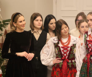 W Pałacu Prezydenckim już święta. Marta Nawrocka z rodziną ubierała choinkę