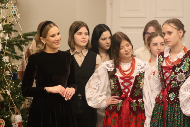 W Pałacu Prezydenckim już święta. Marta Nawrocka z rodziną ubierała choinkę