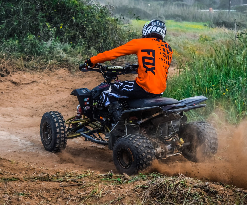 Quady i motocykle plagą lasów, także tych na Górze Kamieńsk! Za „dzikie” rajdy sypią się mandaty!