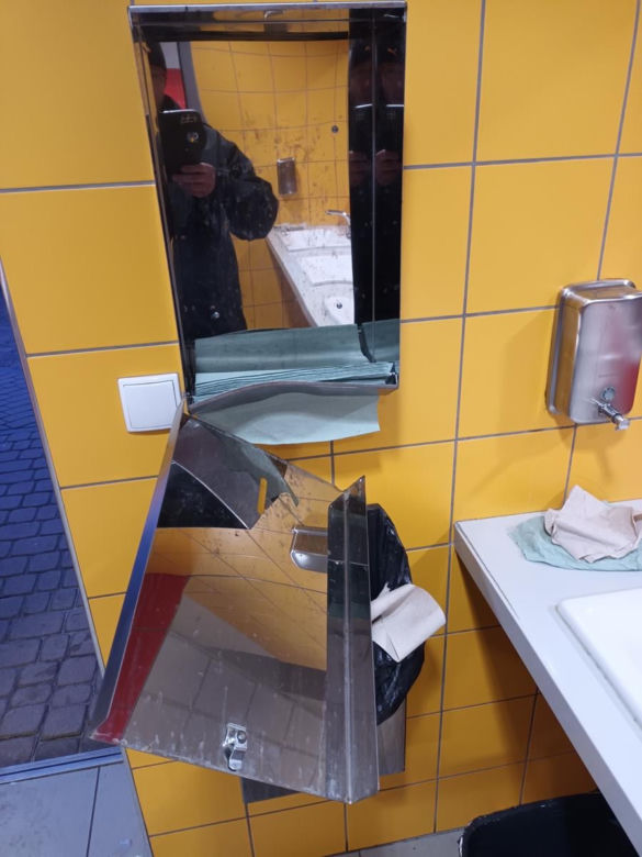  Nastolatkowi jak tsunami przeszli przez toaletę. Zniszczenia sięgają 15 tysięcy!