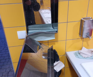  Nastolatkowi jak tsunami przeszli przez toaletę. Zniszczenia sięgają 15 tysięcy!