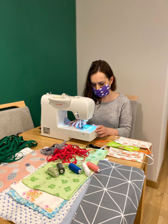 Pani Magdalena szyje maseczki dla bohaterów