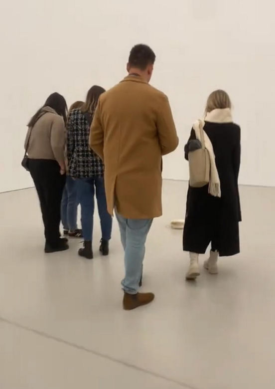 Rzuciła czapkę na podłogę w Muzeum Sztuki Nowoczesnej. Zwiedzający myśleli, że to dzieło sztuki
