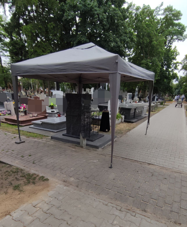 Przepiękny pomnik i morze białych kwiatów upamiętnia śmierć rodziny z Włocławka