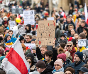 Kraków solidarny z Ukrainą! Wielka manifestacja na Rynku Głównym [ZDJĘCIA]