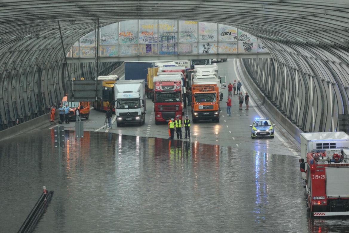 Trasa S8 całkowicie zalana. Warszawa sparaliżowana po ulewie