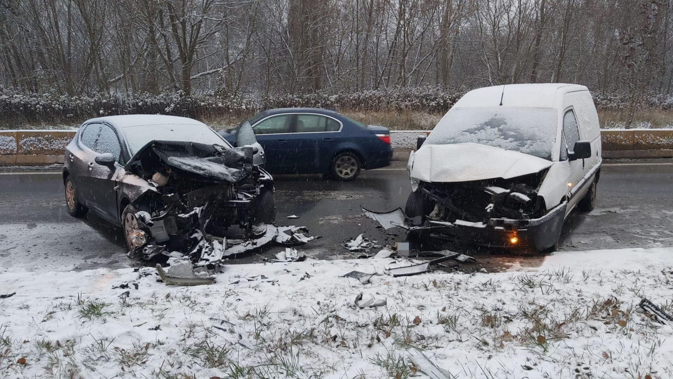 Kierowcy zapomnieli jak się jeździ?! Wysyp kolizji i wypadków w Warszawie bo... spadł śnieg 