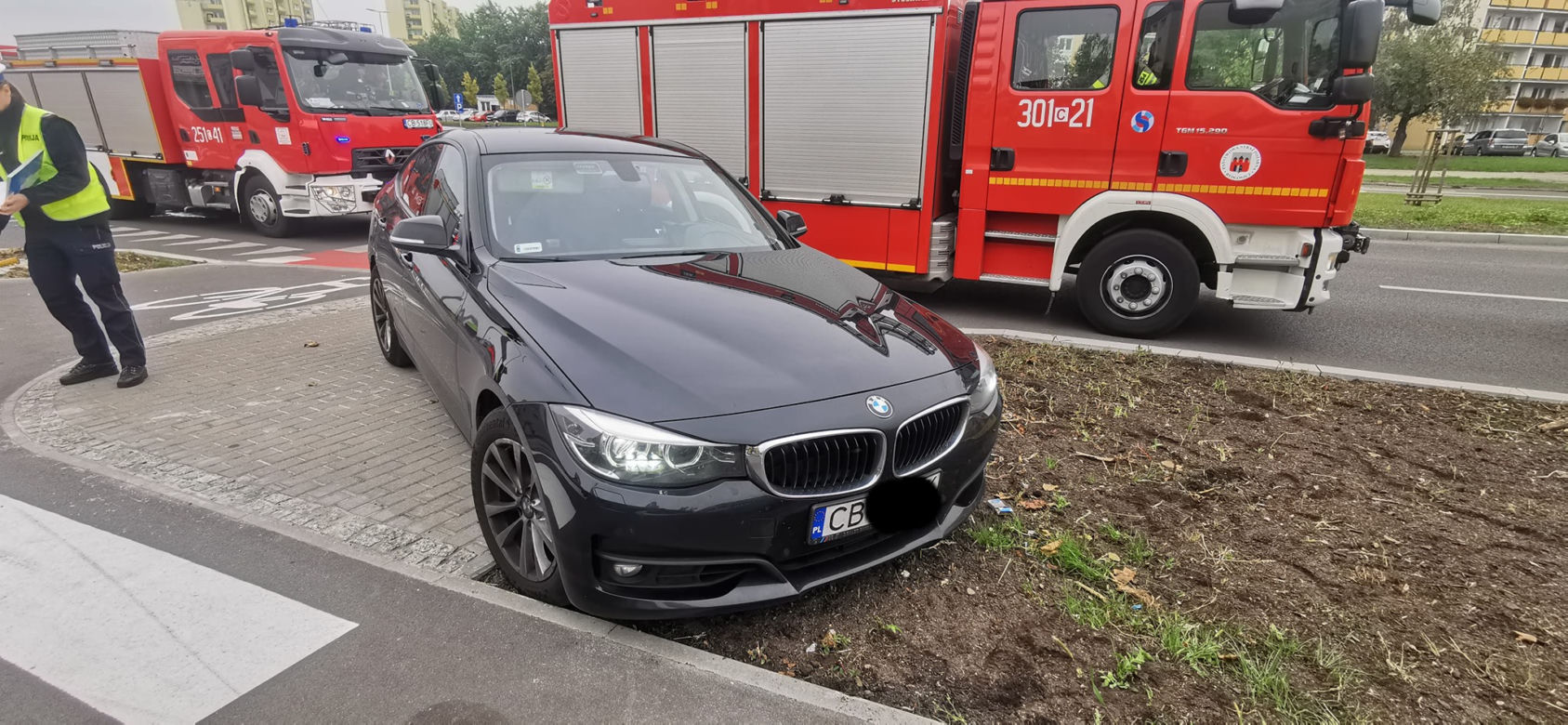 Wypadek na rondzie Kujawskim! Nieoznakowany radiowóz zderzył się z osobówką 