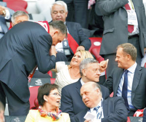 Tusk gwiżdże, Kopacz szaleje