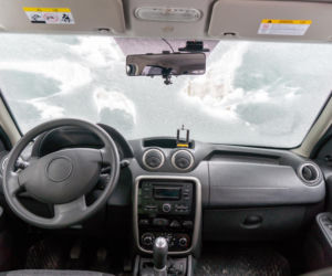 Wsyp i zostaw w samochodzie. Szron i lód na szybach w środku auta nie będzie problemem. Prosty sposób na zamarznięte szyby samochodowe od środka