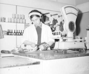 Quiz. Zakupy w czasach PRL-u. Pamiętasz za czym kolejka ta stała?