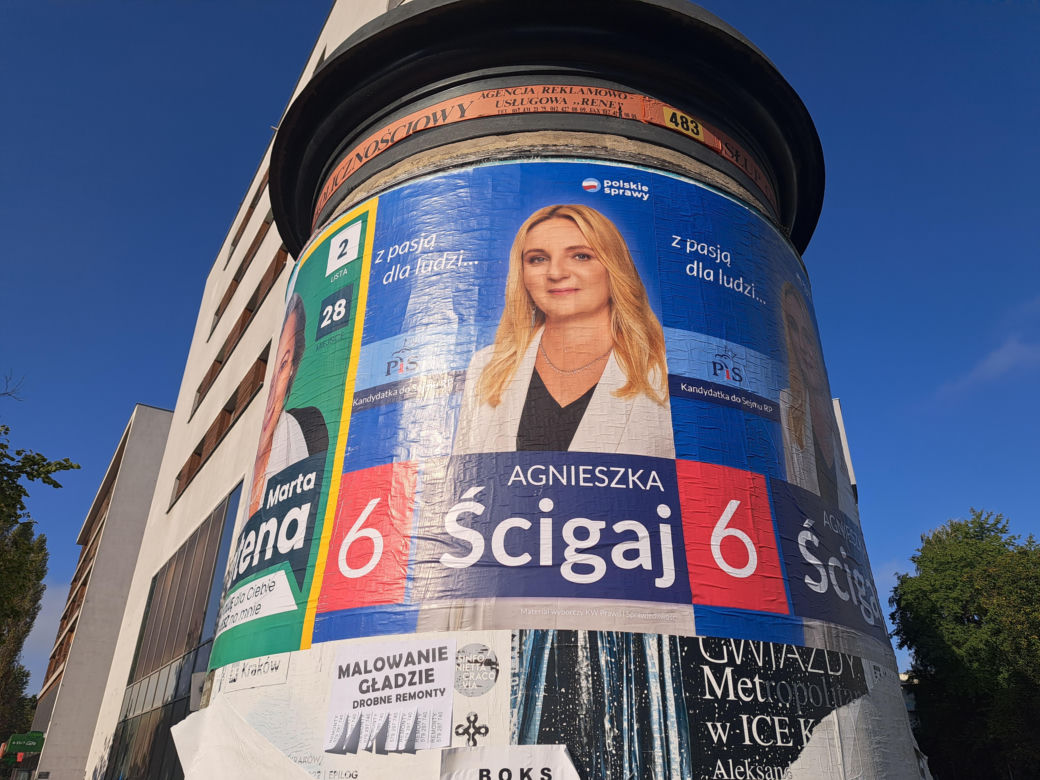 Plakaty wyborcze w Krakowie. Tak politycy promują się w przestrzeni miejskiej