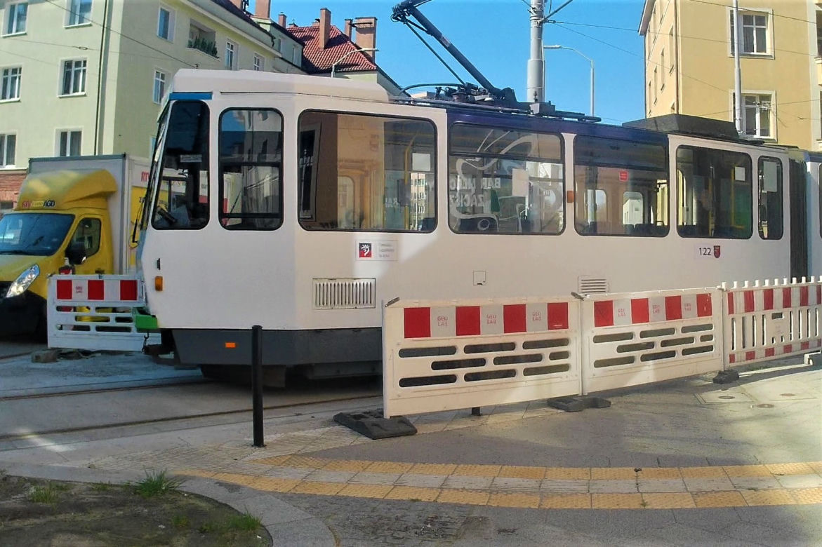 Dlaczego tramwaje jeżdżą tyłem? Niecodzienne manewry na szczecińskim Niebuszewie