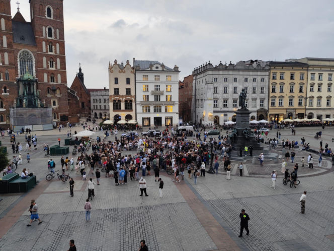 Miał być rekord frekwencji, była kontrowersyjna zabawa. Tak wyglądało „wesele” w Krakowie