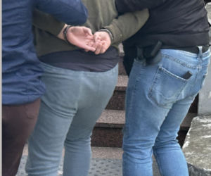 Po grillu siekierą zaatakował śpiącego przyjaciela. Grozi mu dożywocie