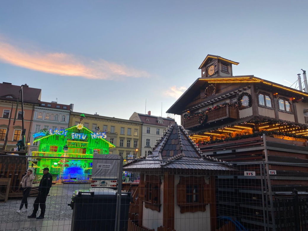 Choinka we Wrocławiu prawie gotowa. Zdania mieszkańców znowu podzielone [ZDJĘCIA]