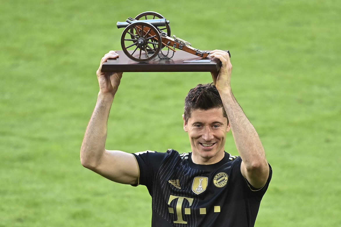 Robert Lewandowski i Anna Lewandowska w mercedesie za milion