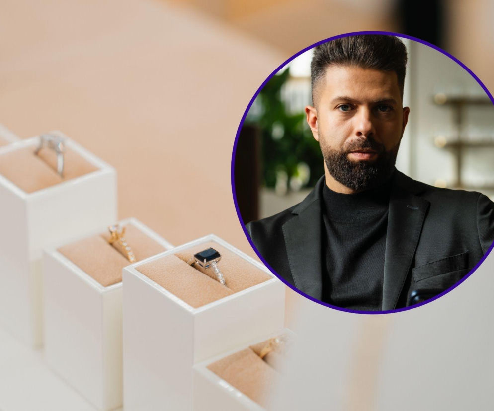 Tomasz Osman, prezes SAVICKI, w okręgu obok witryny z pierścionkami zaręczynowymi, w tym złotym z diamentami i srebrnym z szafirem. Ekspert z Super Biznes radzi, kiedy tańszy pierścionek okazuje się najdroższym wyborem.