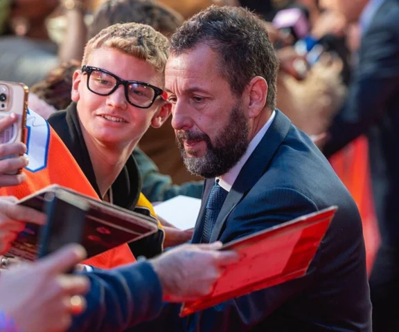 Adam Sandler zdradził, do którego rockowego albumu chętnie wraca. To rzecz z lat 90. 