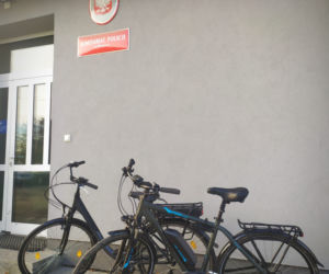 Łupem złodzieja padły 2 rowery elektryczne warte ponad 10 tys. zł.