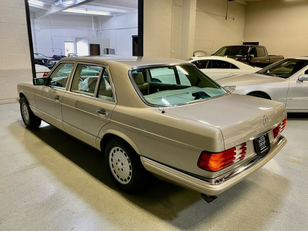 Mercedes W126 z przebiegiem 4696 km