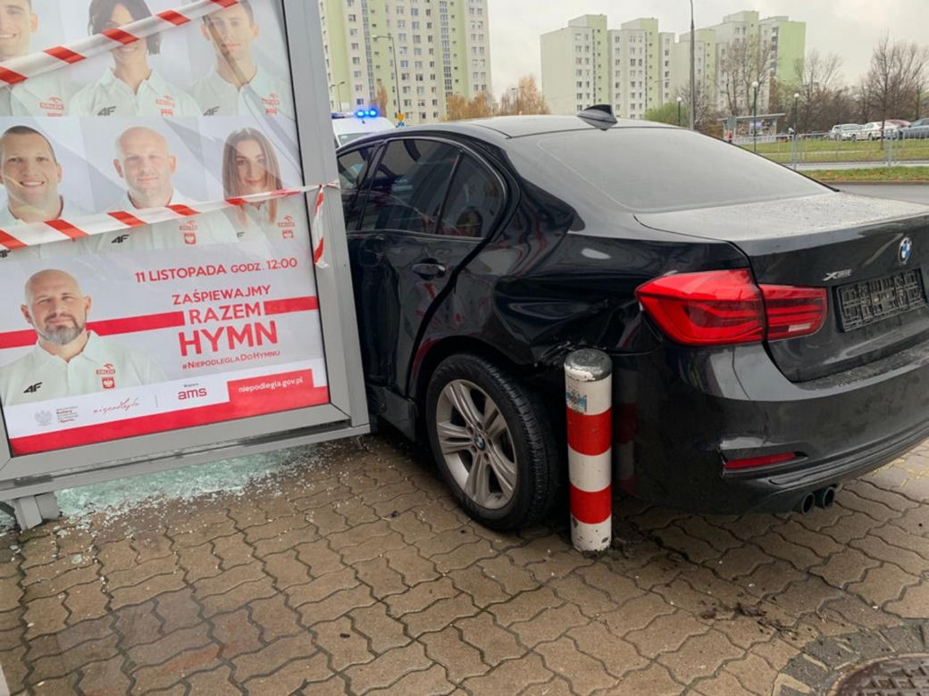 BMW roztrzaskało przystanek. Dwóch nastolatków wylądowało w szpitalu 