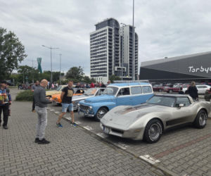 Motoryzacyjne legendy pod Torbydem. „Bydgoskie Klasyki Nocą” znów przyciągnęły tłumy