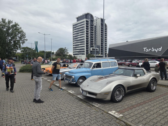 Motoryzacyjne legendy pod Torbydem. „Bydgoskie Klasyki Nocą” znów przyciągnęły tłumy