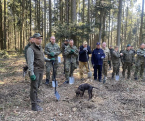 Strażnicy Graniczni sadzili drzewa z okazji 35-lecia swojej formacji