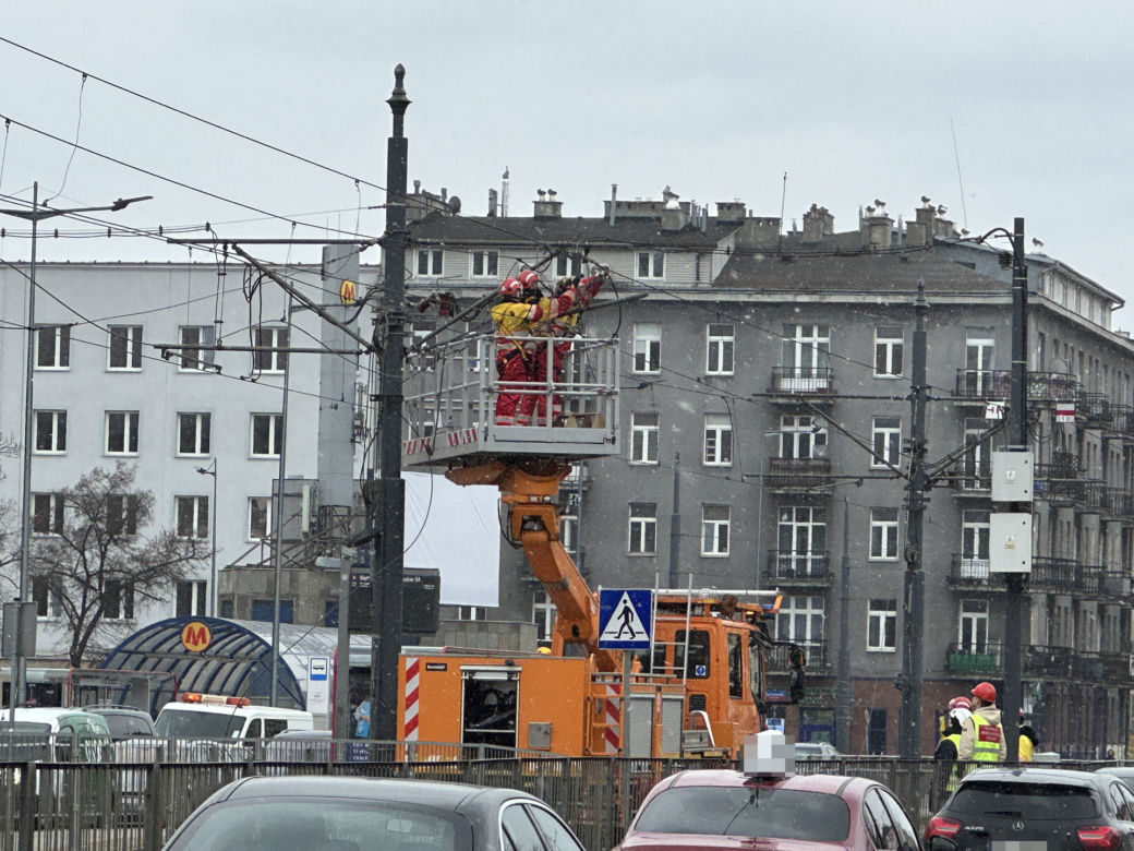 Zerwana sieć trakcyjna sparaliżowała ruch tramwajowy. O linię zahaczyła ciężarówka