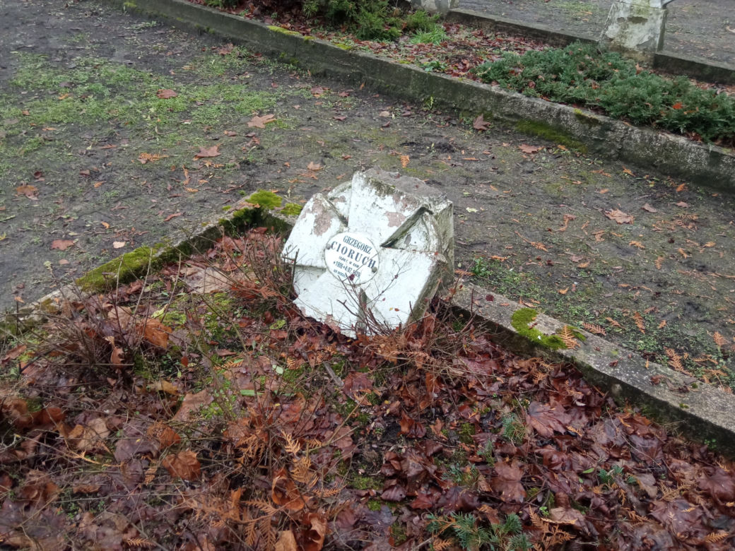 Zniszczone nagrobki na cmentarzu wojennym w Grudziądzu