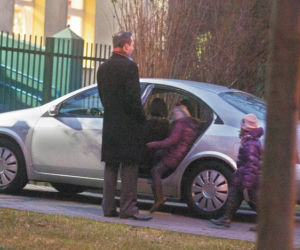 Burmistrz Śródmieścia wozi dzieci służbową limuzyną