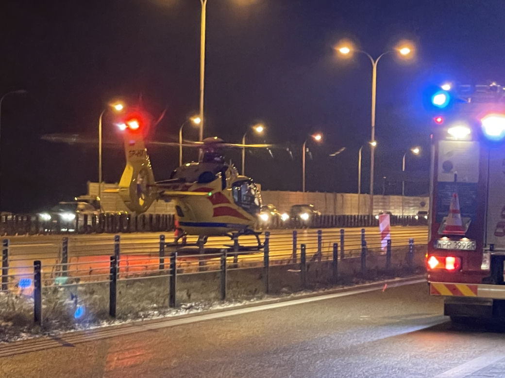 Dachował volvo na S8. Wielka akcja ratunkowa, śmigłowiec LPR zabrał rannego