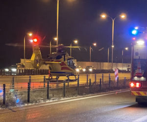 Dachował volvo na S8. Wielka akcja ratunkowa, śmigłowiec LPR zabrał rannego
