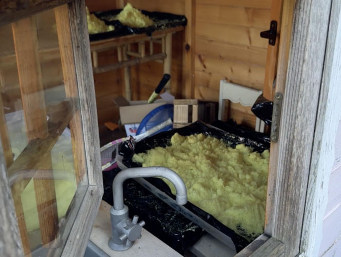 "Laboratorium śmierci" na Mazowszu. Kontrterroryści znaleźli kilogramy narkotyków i przedziwne przedmioty