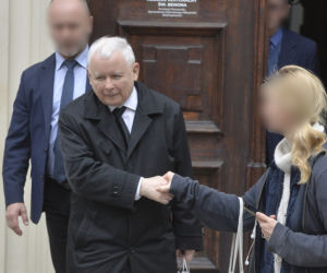 Zaczepili Kaczyńskiego  pod kościołem! Szok, czego od niego chcieli!