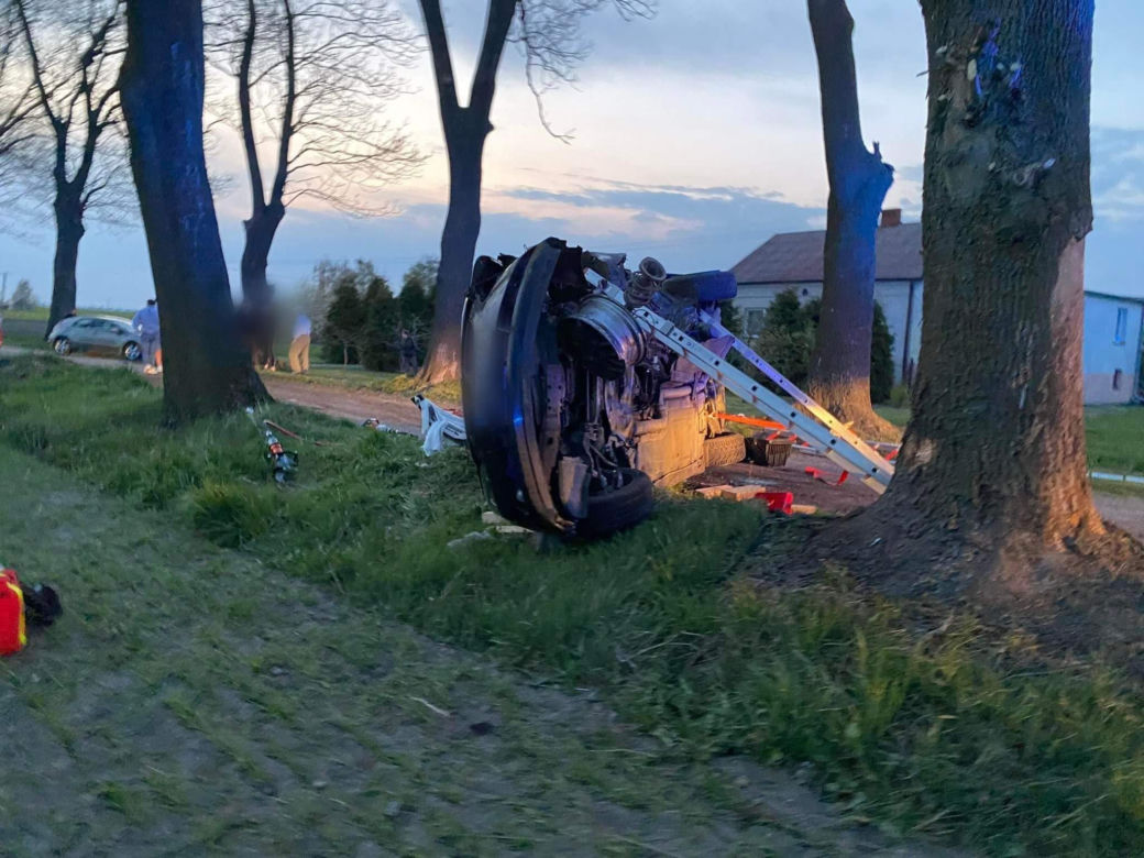 Makabryczna śmierć pod Płockiem! BMW roztrzaskało się o drzewo [ZDJĘCIA]