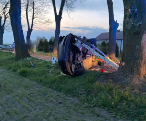Makabryczna śmierć pod Płockiem! BMW roztrzaskało się o drzewo [ZDJĘCIA]