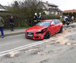 Jedna osoba w szpitalu po WYPADKU w Kąclowej! Peugeot TOTALNIE rozbity!