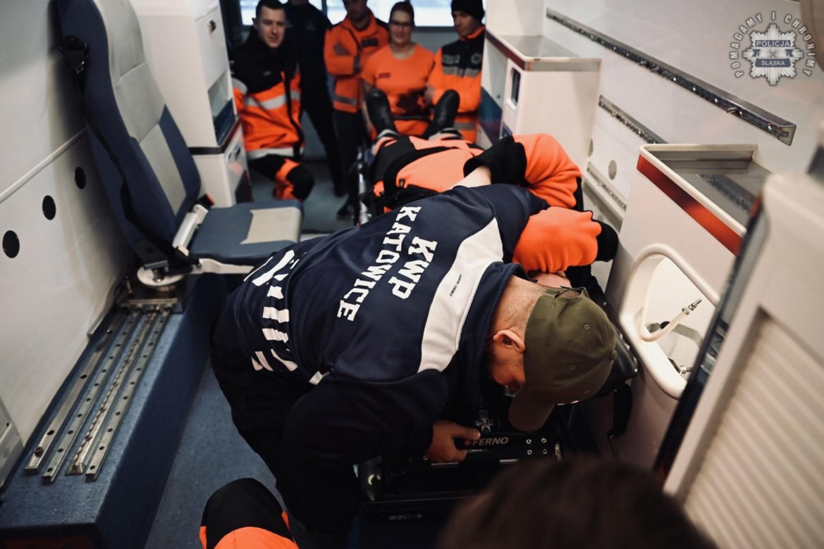 Policjanci uczą śląskich ratowników, jak się bronić w karetce