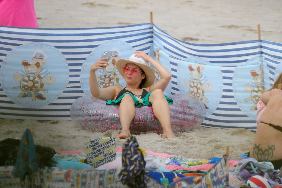 Kasia Cichopek z rodziną na plaży