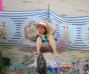 Kasia Cichopek z rodziną na plaży