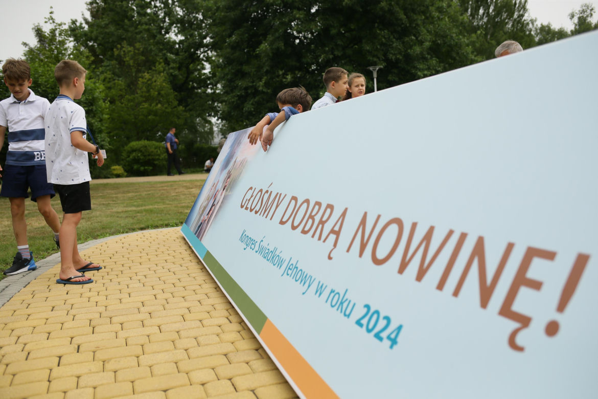 Kongres Świadków Jehowy 2024. W niedzielnych wydarzeniach wzięły udział tłumy