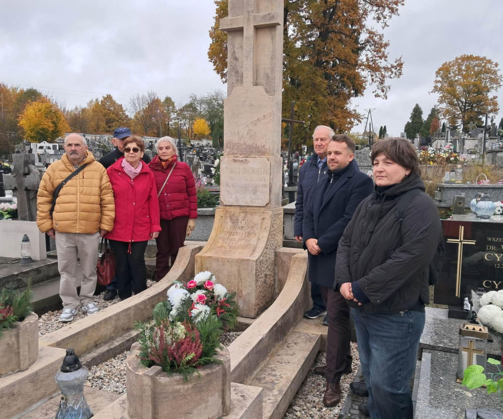 Grupa osób przy zabytkowym nagrobku Marii Duchateau. O kwestach w Starachowicach przeczytasz na Eska Starachowice.