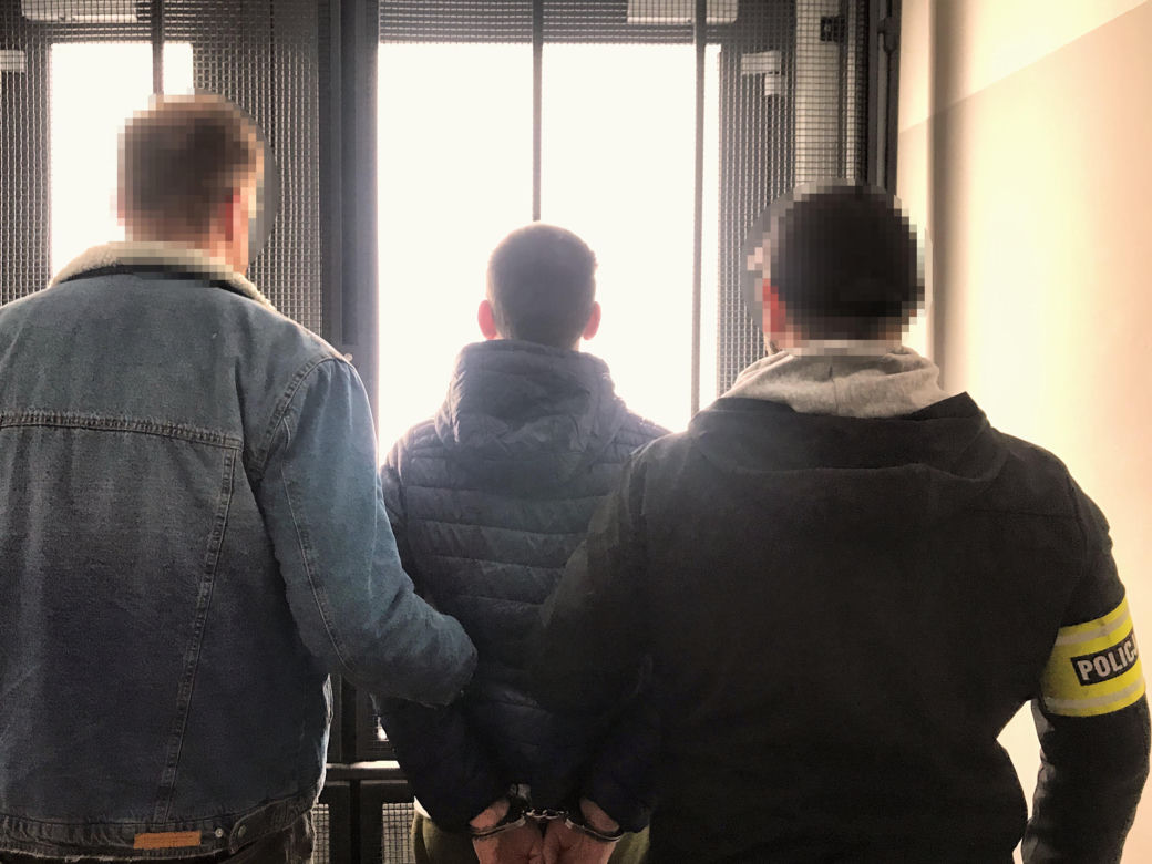 Brutalny napad na toruńskiej starówce. Skatowali i okradli ofiarę