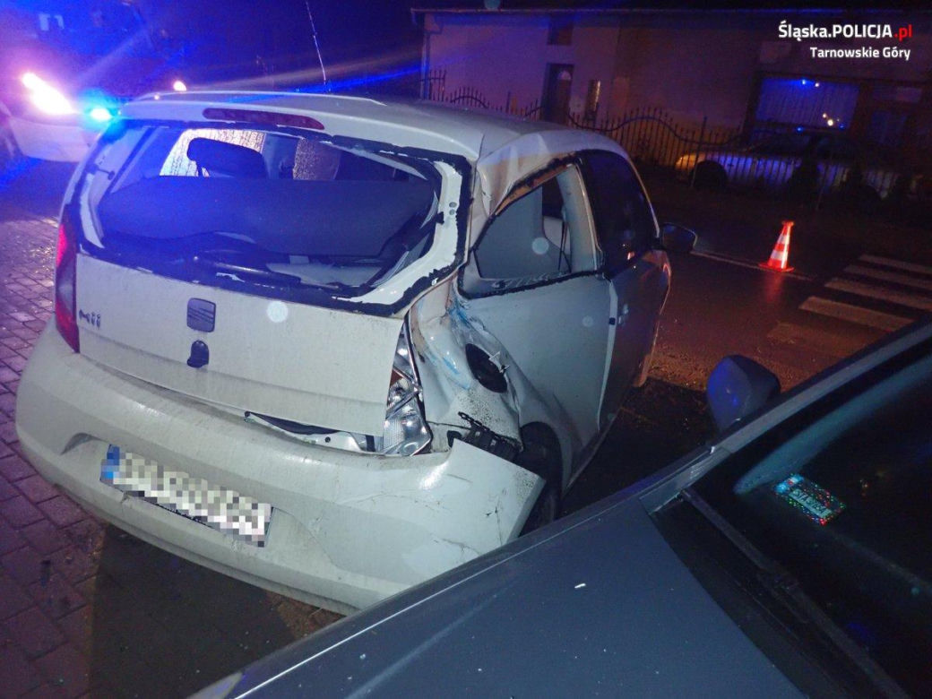 Jechał traktorem z bronami. Zniszczył kompletnie dwa auta i odjechał z synem