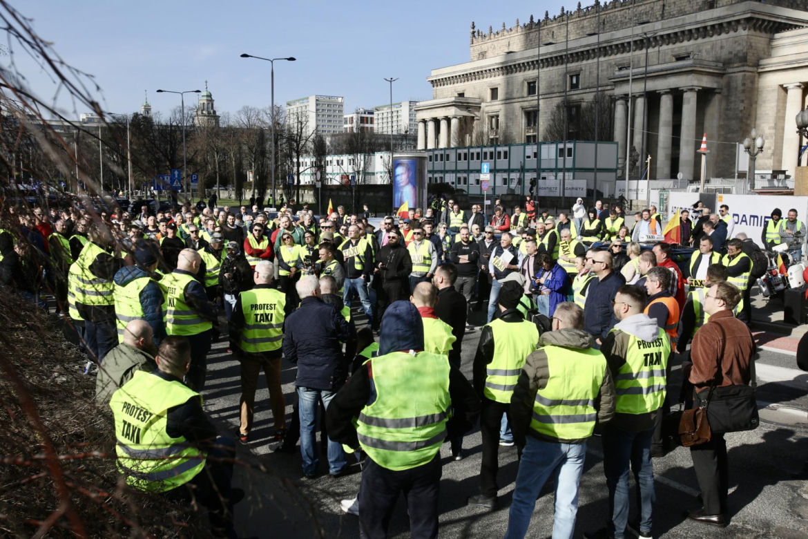 Wielki protest taksówkarzy w centrum Warszawy. Chcą podniesienia stawek!